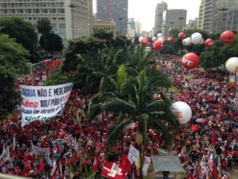 Ato do 1º da CUT reuniu uma multidão no Vale do Anhangabaú, em São Paulo