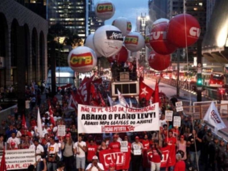 Trabalhadores em manifestação na avenida Paulista, em São Paulo