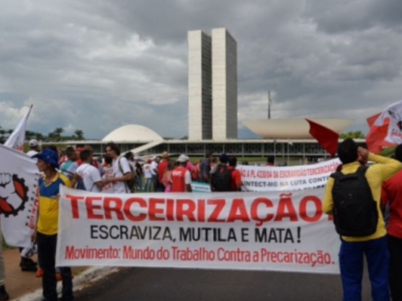 Manifestação contra terceirização em frente à Câmara dos Deputados