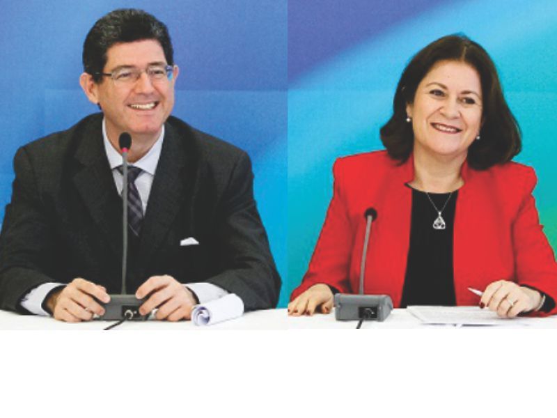 ministro da Fazenda, Joaquim Levy, ao lado da presidenta da Caixa Econômica Federal, Miriam Belchior